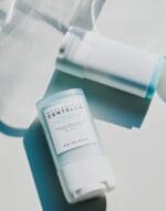 SKIN1004 MADAGASCAR CENTELLA HYALU-CICA SILKY-FIT SUN STICK - Imagen 3